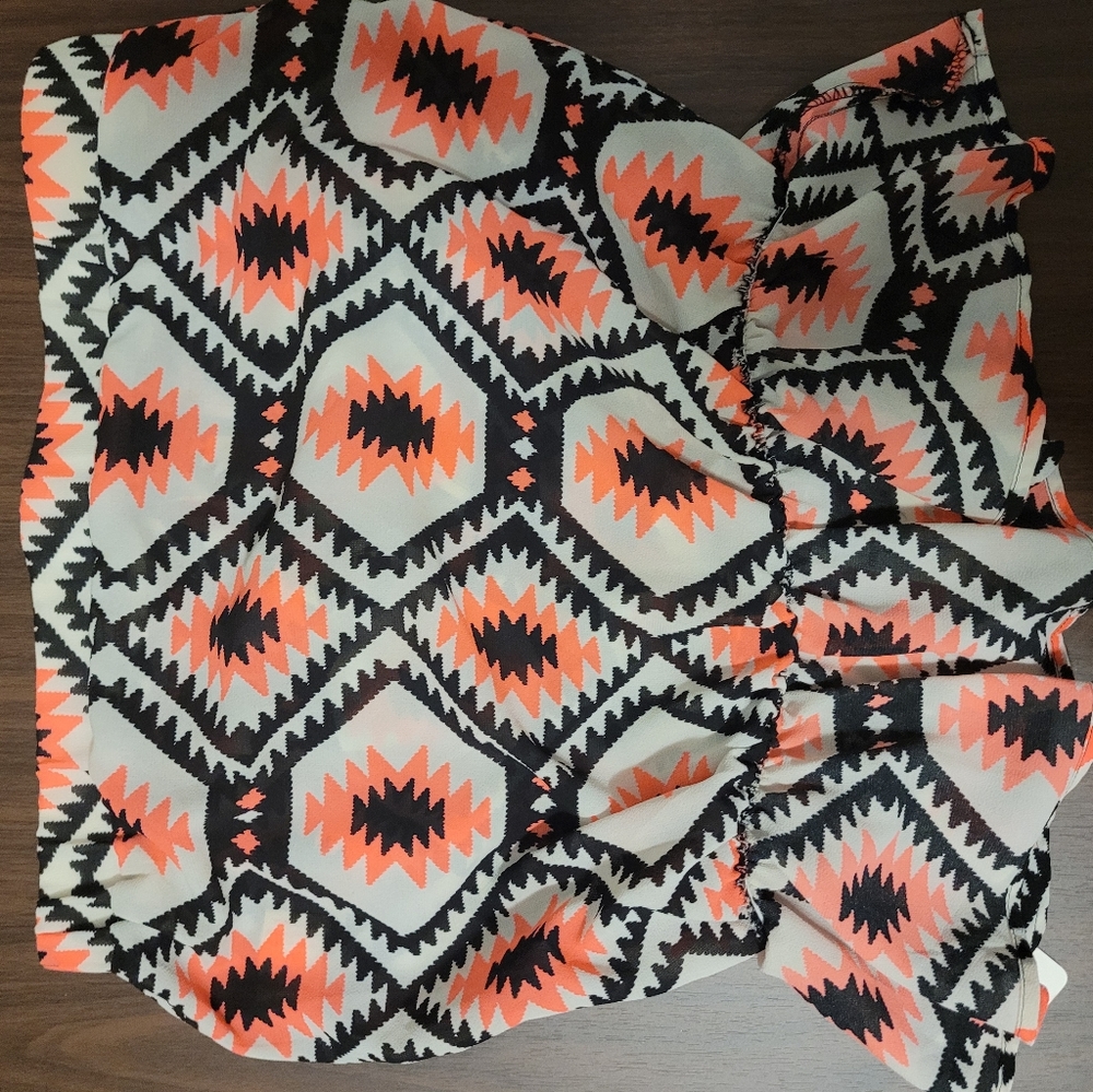 Crop top with bow/open back - Picture 3 of 3